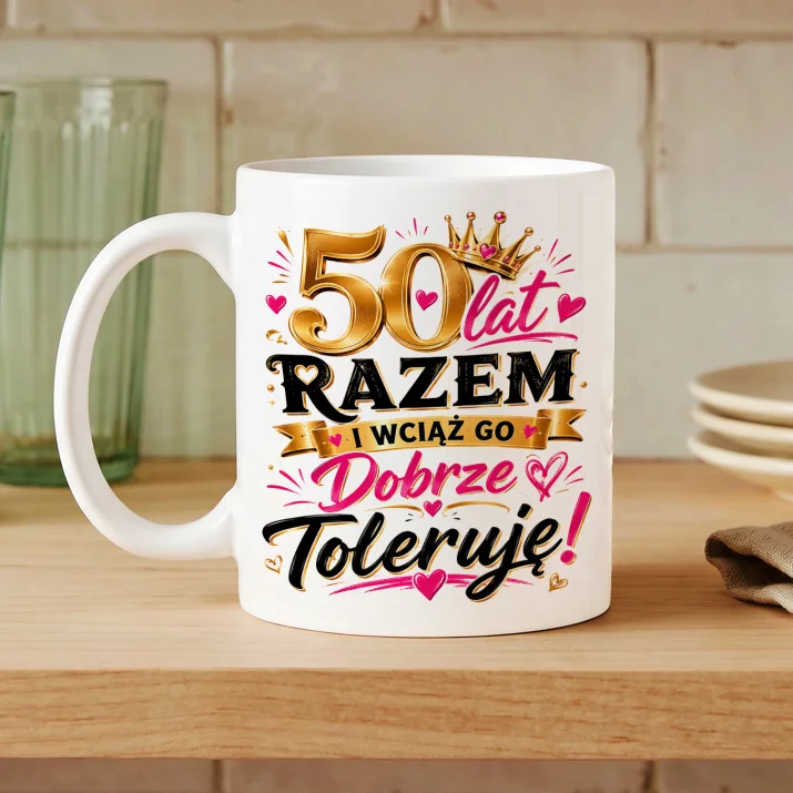 Kubek Z Nadrukiem Na 50 Rocznicę Ślubu Prezent Dla Kobiety: I Wciąż Go Dobrze Toleruje Kubek Z Nadrukiem Na 50 Rocznicę Ślubu Prezent Dla Kobiety: I Wciąż Go Dobrze Toleruje