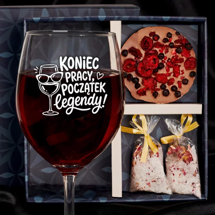 Zestaw Prezenowy Z Kieliszkiem Do Wina Na Odejście Z Pracy Na Emeryturę: Koniec Pracy Legenda Zestaw Prezenowy Z Kieliszkiem Do Wina Na Odejście Z Pracy Na Emeryturę: Koniec Pracy Legenda