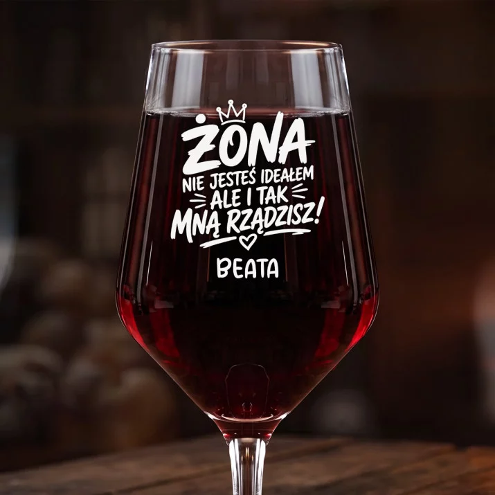 Mega Kieliszek Do Wina z Grawerem Dla Żony Prezent Na Rocznicę Ślubu Dla Kobiety: Żona Mną Rządzisz Mega Kieliszek Do Wina z Grawerem Dla Żony Prezent Na Rocznicę Ślubu Dla Kobiety: Żona Mną Rządzisz