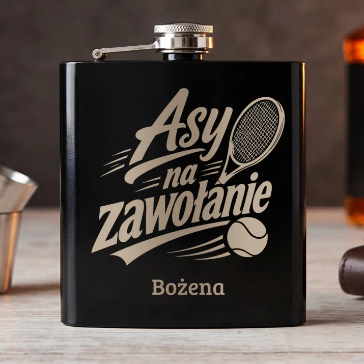 Piersiówka z Grawerem Dla Tenisistki Prezent Dla Kobiety: Asy Na Zawołanie Piersiówka z Grawerem Dla Tenisistki Prezent Dla Kobiety: Asy Na Zawołanie