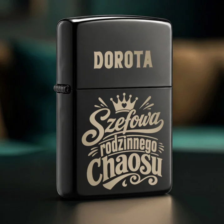 Zapalniczka z Grawerem Dla Kobiety Prezent Dla Kobiety: Szefowa Rodzinnego Chaosu