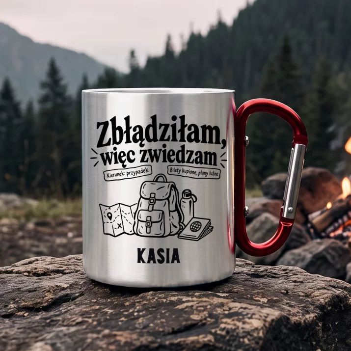 Kubek Metalowy z Karabińczykiem Dla Podróżniczki Prezent Dla Kobiety: Zbłądziłam, Więc Zwiedzam Kubek Metalowy z Karabińczykiem Dla Podróżniczki Prezent Dla Kobiety: Zbłądziłam, Więc Zwiedzam