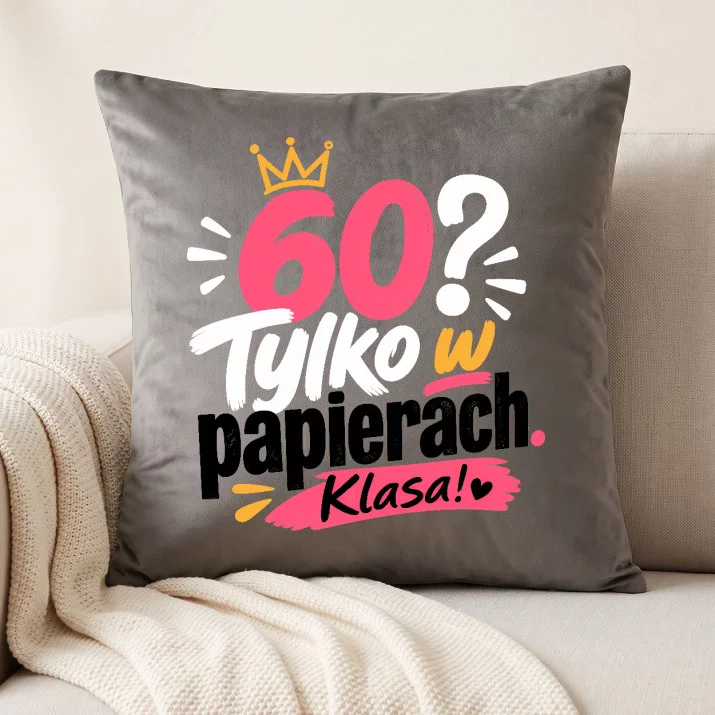 Poduszka Dekoracyjna Na 60 Urodziny Prezent Dla Kobiety: 60? Tylko W Papierach. Klasa! Poduszka Dekoracyjna Na 60 Urodziny Prezent Dla Kobiety: 60? Tylko W Papierach. Klasa!