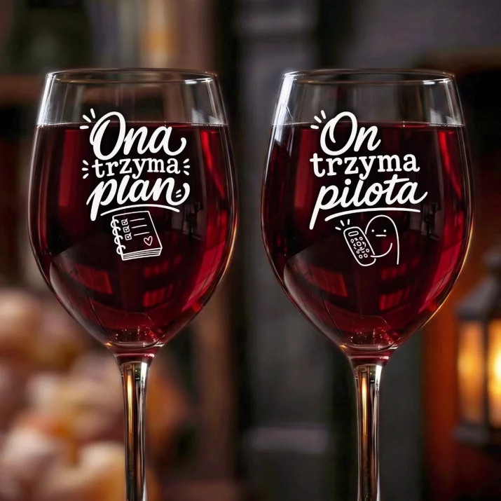 Dwa Kieliszki Do Wina Dla Dwojga Prezent Dla Pary: Zgrany Duet Kontrastów Dwa Kieliszki Do Wina Dla Dwojga Prezent Dla Pary: Zgrany Duet Kontrastów
