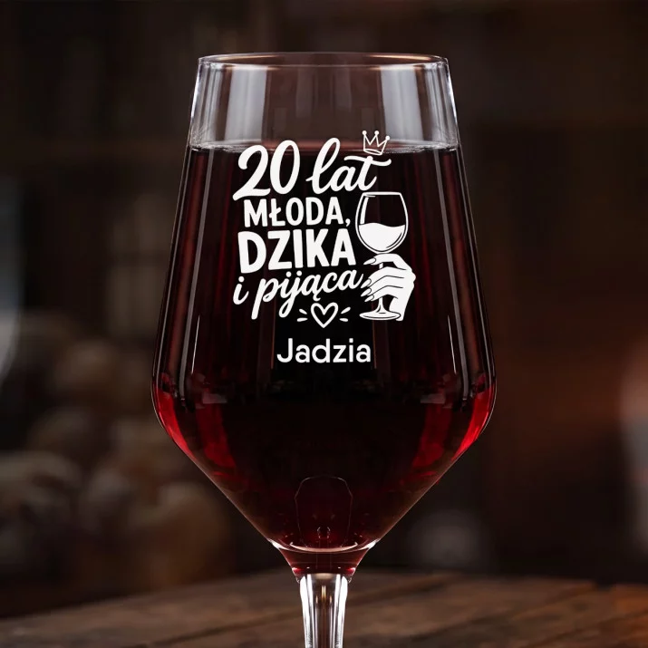 Mega Kieliszek Do Wina z Grawerem Dla Dwudziestolatki Prezent Na 20 Urodziny Dla Kobiety: Młoda Dzika Pijąca 20