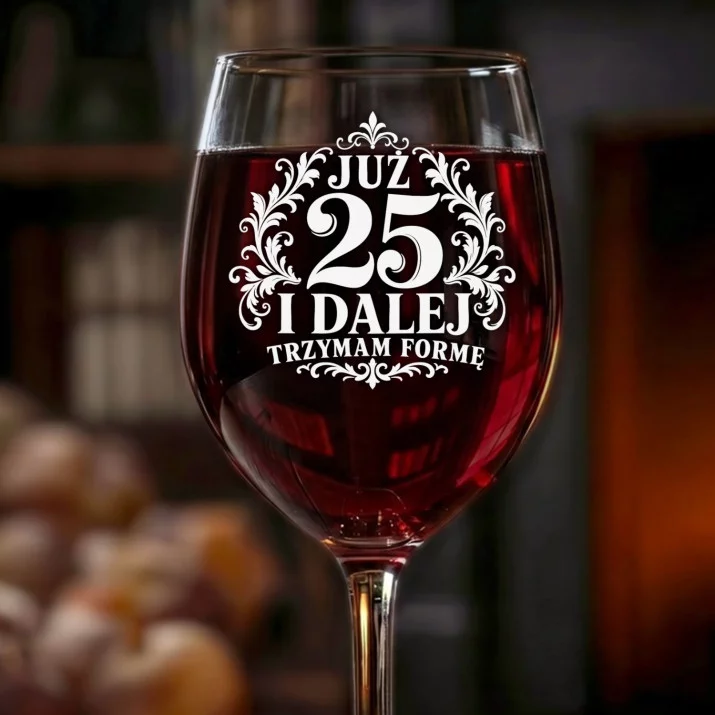Kieliszek Do Wina Dla 25 Latka Prezent Na 25 Urodziny Dla Mężczyzny: Już 25 - Trzymam Formę Kieliszek Do Wina Dla 25 Latka Prezent Na 25 Urodziny Dla Mężczyzny: Już 25 - Trzymam Formę