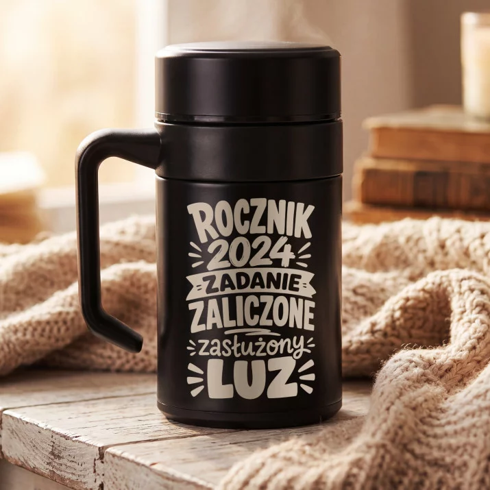 Kubek Termiczny Z Grawerem Na Zakończenie Roku Prezent Dla Mężczyzny: Rocznik 2024 - Zasłużony Luz