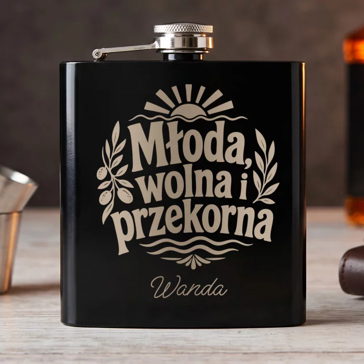 Piersiówka z Grawerem Dla 20 Latki Prezent Na 20 Urodziny Dla Kobiety: Młoda, Wolna I Przekorna Piersiówka z Grawerem Dla 20 Latki Prezent Na 20 Urodziny Dla Kobiety: Młoda, Wolna I Przekorna