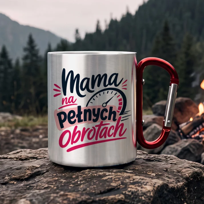 Kubek Metalowy z Karabińczykiem Na Dzień Mamy Prezent Dla Mamy Kobiety: Domowy Chaos Z Humorem Kubek Metalowy z Karabińczykiem Na Dzień Mamy Prezent Dla Mamy Kobiety: Domowy Chaos Z Humorem