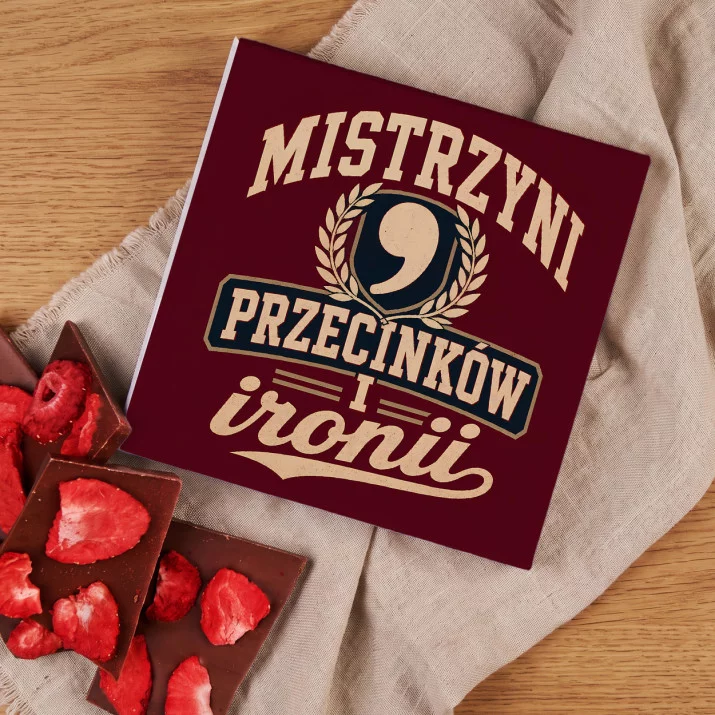 Czekolada Z Truskawkami Dla Polonistki Prezent Dla Kobiety: Przecinkowa Ironia Czekolada Z Truskawkami Dla Polonistki Prezent Dla Kobiety: Przecinkowa Ironia