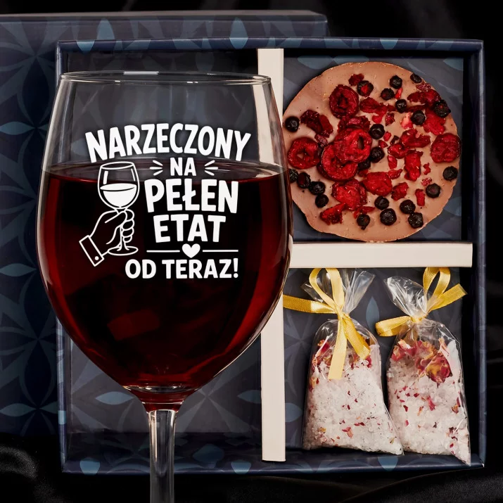 Zestaw Prezenowy Z Kieliszkiem Do Wina Dla Narzeczonego: Narzeczony Pełen Etat Zestaw Prezenowy Z Kieliszkiem Do Wina Dla Narzeczonego: Narzeczony Pełen Etat