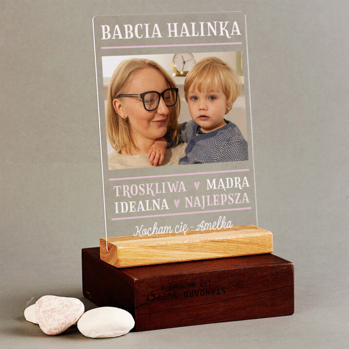 Babcia cechy - Wydruk na szkle akrylowym z podstawką