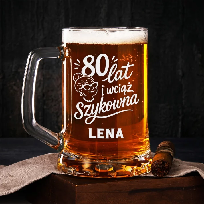 Kufel Personalizowany z Grawerem Na 80 Urodziny Dla Kobiety Prezent: Szykowna Osiemdziesiątka Kufel Personalizowany z Grawerem Na 80 Urodziny Dla Kobiety Prezent: Szykowna Osiemdziesiątka