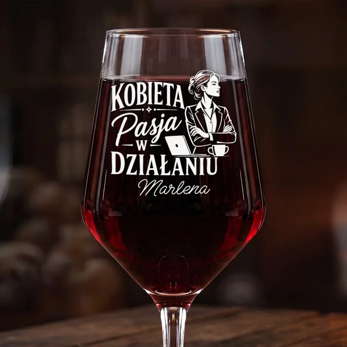 Mega Kieliszek Do Wina z Grawerem Na Dzień Kobiet W Pracy Prezent Dla Kobiety Kobiety: Kobieta - Pasja W Mega Kieliszek Do Wina z Grawerem Na Dzień Kobiet W Pracy Prezent Dla Kobiety Kobiety: Kobieta - Pasja W
