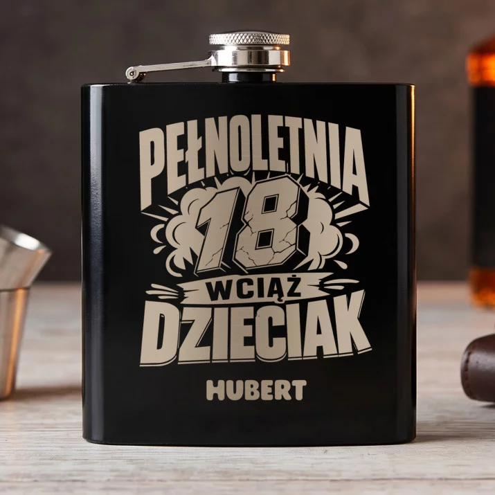 Piersiówka z Grawerem Dla 18 Latka Prezent Dla Mężczyzny: Pełnoletnia, Wciąż