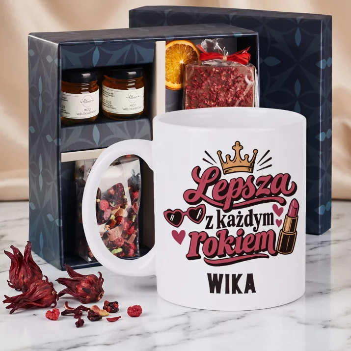 Zestaw Prezentowy z Kubkiem Dla 50 Latki Na 50 Urodziny Dla Kobiety: Lepsza Z Każdym Rokiem Zestaw Prezentowy z Kubkiem Dla 50 Latki Na 50 Urodziny Dla Kobiety: Lepsza Z Każdym Rokiem