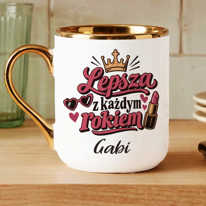 Kubek Personalizowany Dla 50 Latki Prezent Na 50 Urodziny Dla Kobiety: Lepsza Z Każdym Rokiem Kubek Personalizowany Dla 50 Latki Prezent Na 50 Urodziny Dla Kobiety: Lepsza Z Każdym Rokiem
