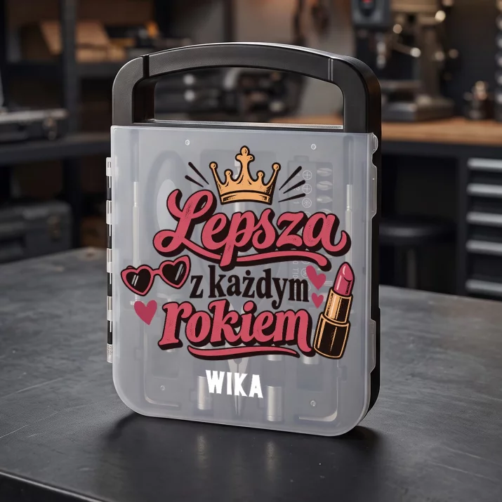Zestaw Narzędzi Dla 50 Latki Prezent Na 50 Urodziny Dla Kobiety: Lepsza Z Każdym Rokiem Zestaw Narzędzi Dla 50 Latki Prezent Na 50 Urodziny Dla Kobiety: Lepsza Z Każdym Rokiem