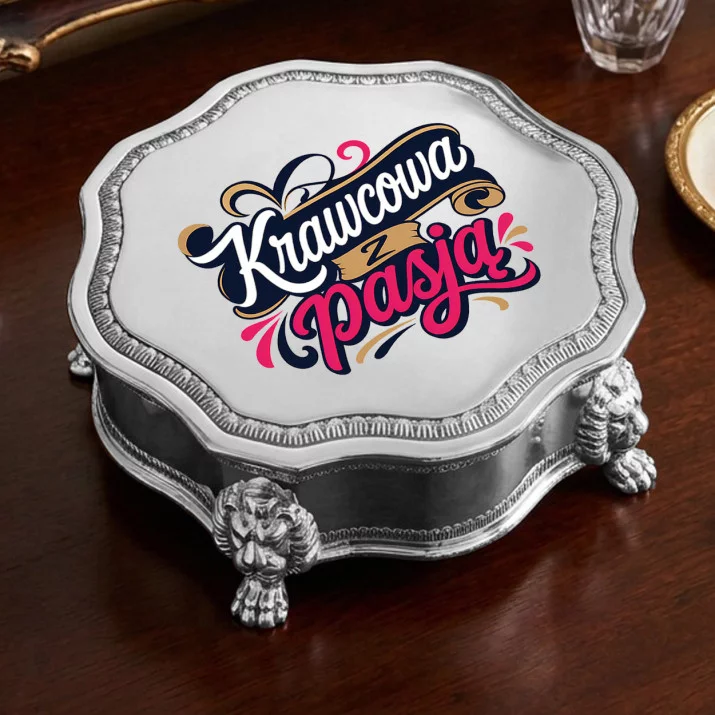 Szkatułka Na Biżuterię Dla Krawcowej Prezent Dla Kobiety: Nitka I Igła Szkatułka Na Biżuterię Dla Krawcowej Prezent Dla Kobiety: Nitka I Igła