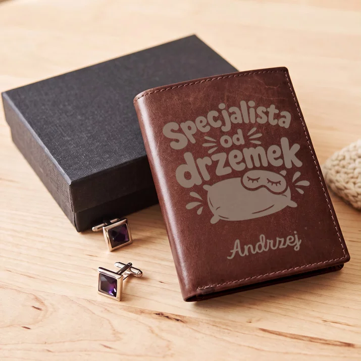 Portfel Męski Skórzany Dla Seniora Prezent Personalizowany: Specjalista Od Drzemek Portfel Męski Skórzany Dla Seniora Prezent Personalizowany: Specjalista Od Drzemek