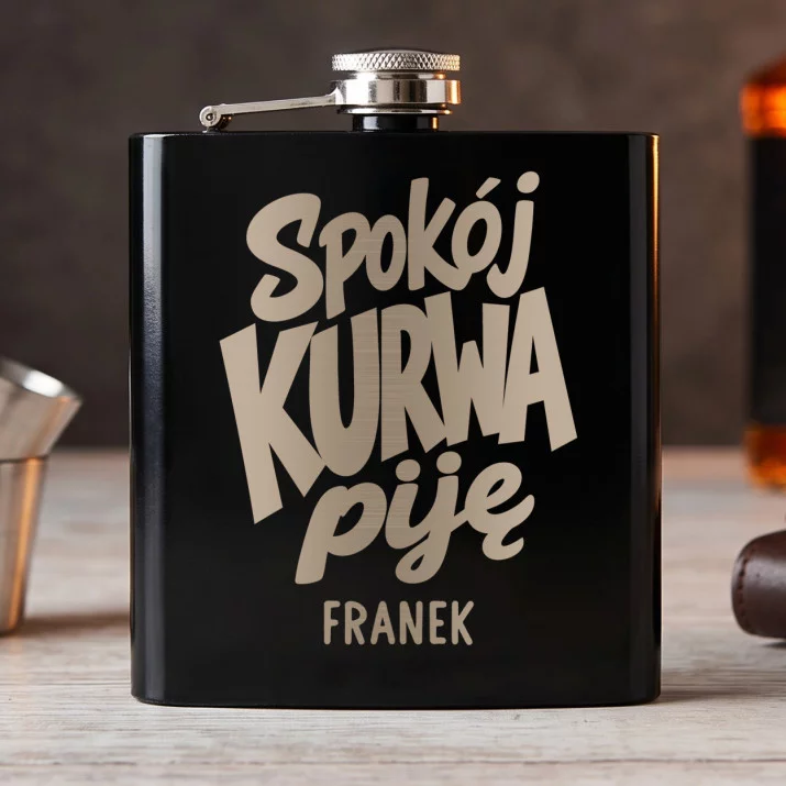 Piersiówka Z Grawerem Dla Niego Prezent Na Walentynki Dla Mężczyzny: Spokój Kurwa Piję Piersiówka Z Grawerem Dla Niego Prezent Na Walentynki Dla Mężczyzny: Spokój Kurwa Piję