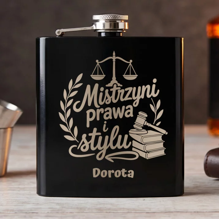 Piersiówka z Grawerem Dla Prawniczki Prezent Dla Kobiety: Mistrzyni Prawa I Stylu Piersiówka z Grawerem Dla Prawniczki Prezent Dla Kobiety: Mistrzyni Prawa I Stylu