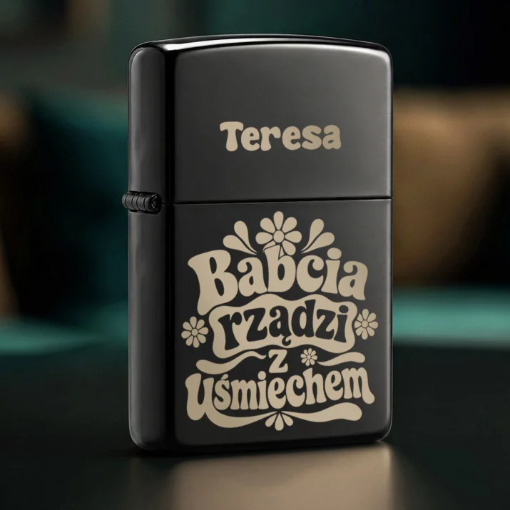 Zapalniczka z Grawerem Dla Babci Prezent Na Dzień Babci Dla Kobiety: Babcia Rządzi Z Uśmiechem