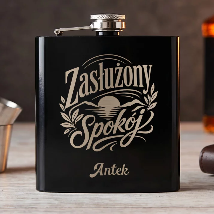 Piersiówka Z Grawerem Dla Seniora Prezent Dla Mężczyzny: Spokojna Elegancja
