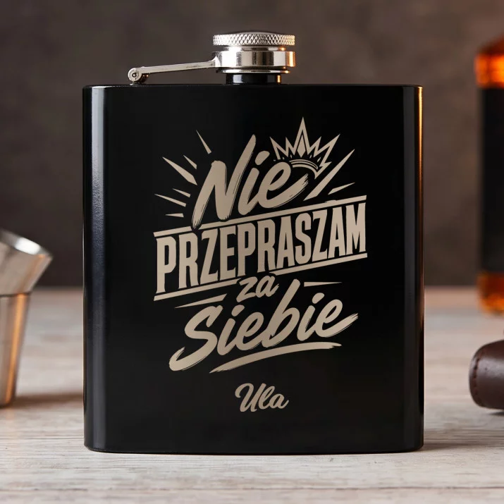 Piersiówka z Grawerem Dla 35 Latki Prezent Na 35 Urodziny Dla Kobiety: Nie Przepraszam Za Siebie