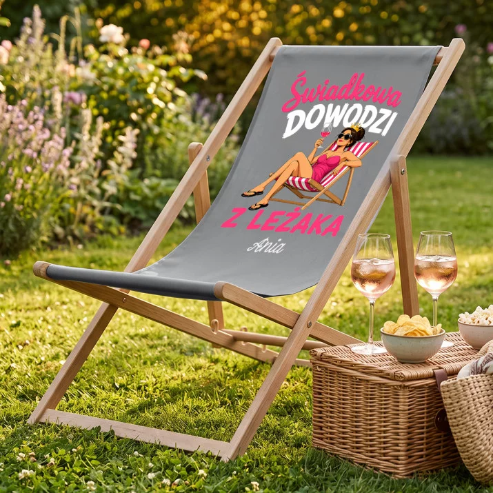 Leżak Z Nadrukiem Dla Świadkowej Prezent Dla Kobiety: Świadkowa Dowodzi Z Leżaka Leżak Z Nadrukiem Dla Świadkowej Prezent Dla Kobiety: Świadkowa Dowodzi Z Leżaka