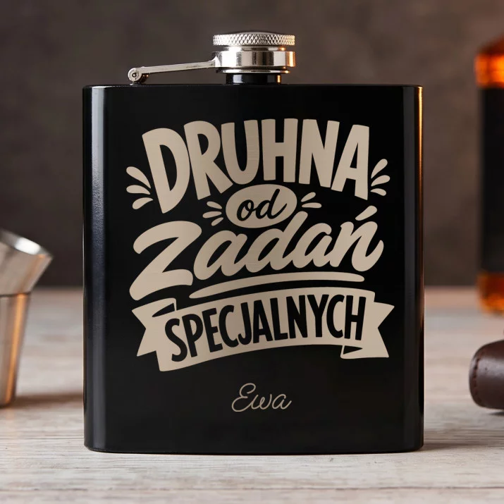 Piersiówka z Grawerem Dla Druhny Prezent Dla Kobiety: Druhna Od Zadań Piersiówka z Grawerem Dla Druhny Prezent Dla Kobiety: Druhna Od Zadań