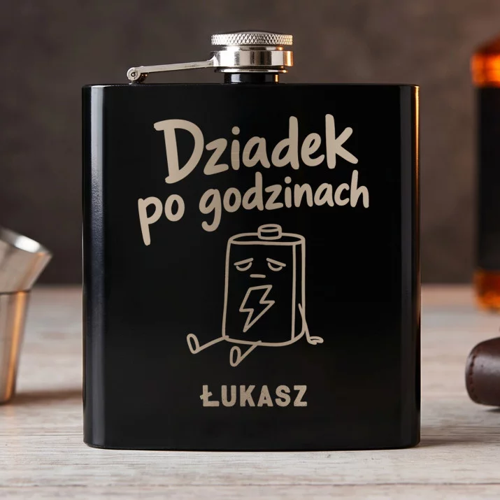 Piersiówka Z Grawerem Dla Dziadka Prezent Na Dzień Dziadka Dla Mężczyzny: Dziadek Po Godzinach - Bateria Piersiówka Z Grawerem Dla Dziadka Prezent Na Dzień Dziadka Dla Mężczyzny: Dziadek Po Godzinach - Bateria