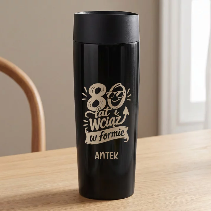 Kubek Termiczny z Grawerem Na 80 Urodziny Prezent Dla 80 Latka Mężczyzny: 80 Lat I Wciąż W Formie
