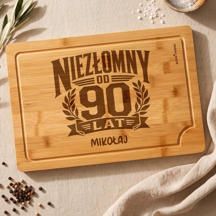 Deska Do Krojenia z Grawerem Na 90 Urodziny Prezent Dla 90 Latka Mężczyzny: Niezłomny Od 90 Lat Deska Do Krojenia z Grawerem Na 90 Urodziny Prezent Dla 90 Latka Mężczyzny: Niezłomny Od 90 Lat