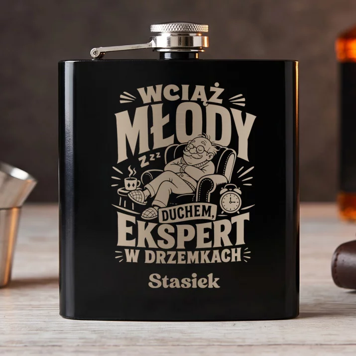 Piersiówka z Grawerem Dla 90 Latka Prezent Na 90 Urodziny Dla Mężczyzny: Wciąż Młody Duchem Piersiówka z Grawerem Dla 90 Latka Prezent Na 90 Urodziny Dla Mężczyzny: Wciąż Młody Duchem