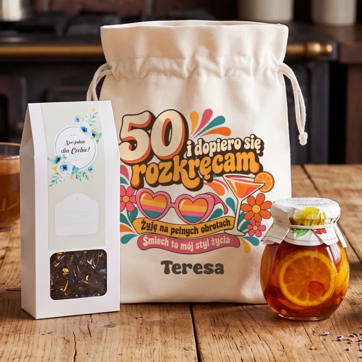 Zestaw Prezentowy z Herbatą Na 50 Urodziny Kobiety Prezent Na 50 Urodziny Dla Kobiety: 50 I Dopiero Się Zestaw Prezentowy z Herbatą Na 50 Urodziny Kobiety Prezent Na 50 Urodziny Dla Kobiety: 50 I Dopiero Się