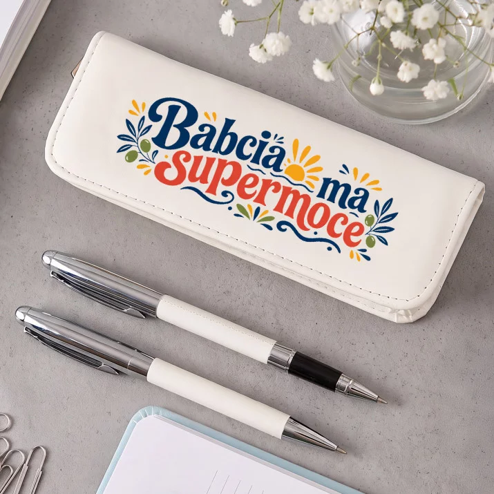 Zestaw Pióro i Długopis w Etui Na Dzień Babci Prezent Dla Babci Kobiety: Urok Babcinej Miłości Zestaw Pióro i Długopis w Etui Na Dzień Babci Prezent Dla Babci Kobiety: Urok Babcinej Miłości