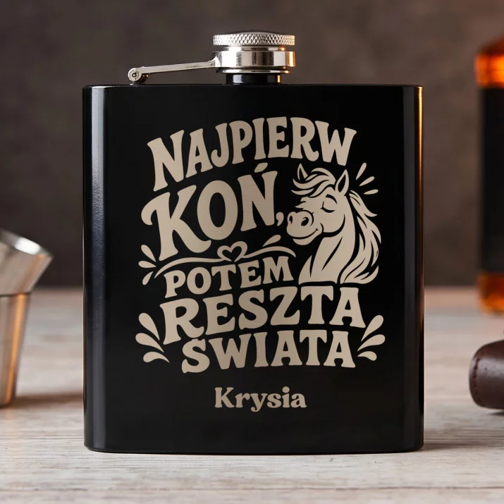 Piersiówka z Grawerem Dla Koniary Prezent Dla Kobiety: Najpierw Koń, Potem Piersiówka z Grawerem Dla Koniary Prezent Dla Kobiety: Najpierw Koń, Potem