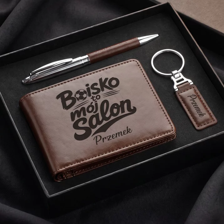 Zestaw Prezentowy z Portfelem Dla Piłkarza z Grawerem Dla Mężczyzny: Boisko To Mój Salon Zestaw Prezentowy z Portfelem Dla Piłkarza z Grawerem Dla Mężczyzny: Boisko To Mój Salon