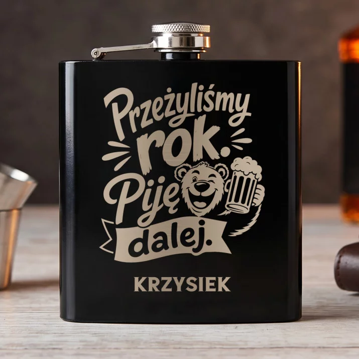 Piersiówka Z Grawerem Na 1 Rocznicę Ślubu Prezent Dla Mężczyzny: Małżeński Toast Piersiówka Z Grawerem Na 1 Rocznicę Ślubu Prezent Dla Mężczyzny: Małżeński Toast