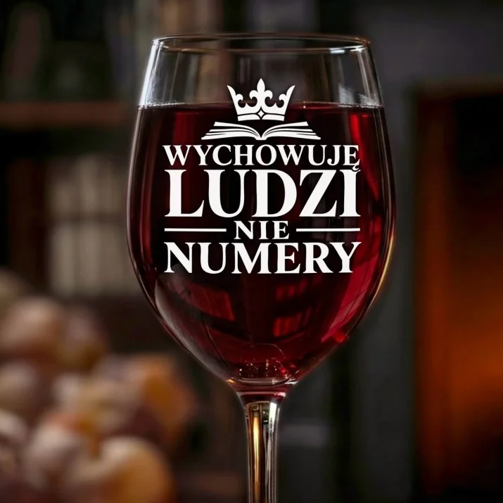 Kieliszek Do Wina Dla Wychowawczyni Prezent Dla Kobiety: Wychowuję Ludzi Nie Numery