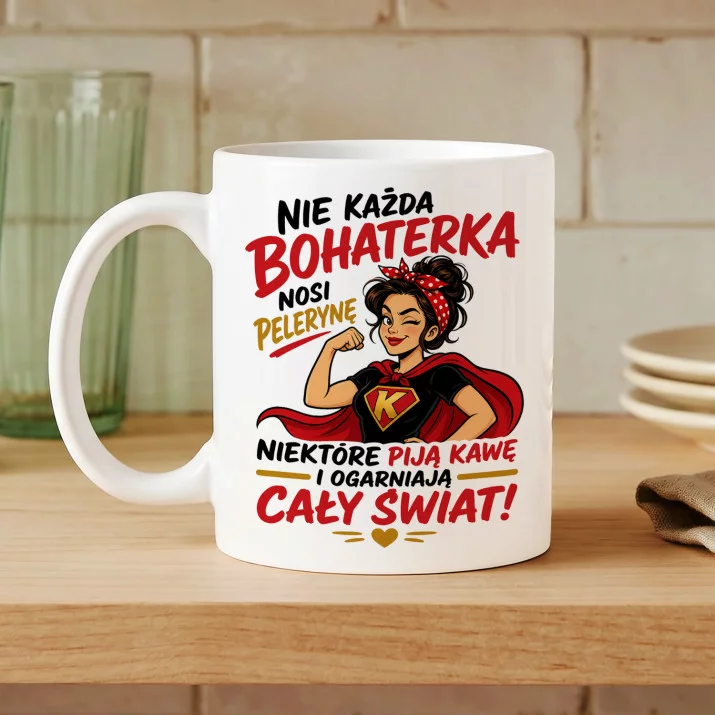 Kubek Z Nadrukiem Na Podziękowanie Prezent Dla Kobiety: Bohaterka Pije Kawę Kubek Z Nadrukiem Na Podziękowanie Prezent Dla Kobiety: Bohaterka Pije Kawę