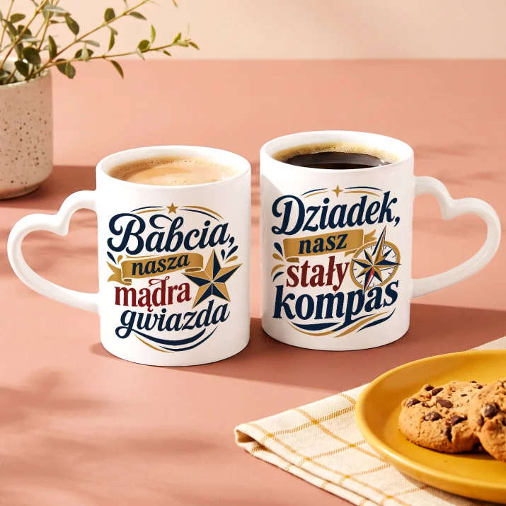 Zestaw Kubków Na Dzień Babci i Dziadka Prezent Dla Babci i Dziadka Pary: Między Ciastem A Drzemką Zestaw Kubków Na Dzień Babci i Dziadka Prezent Dla Babci i Dziadka Pary: Między Ciastem A Drzemką