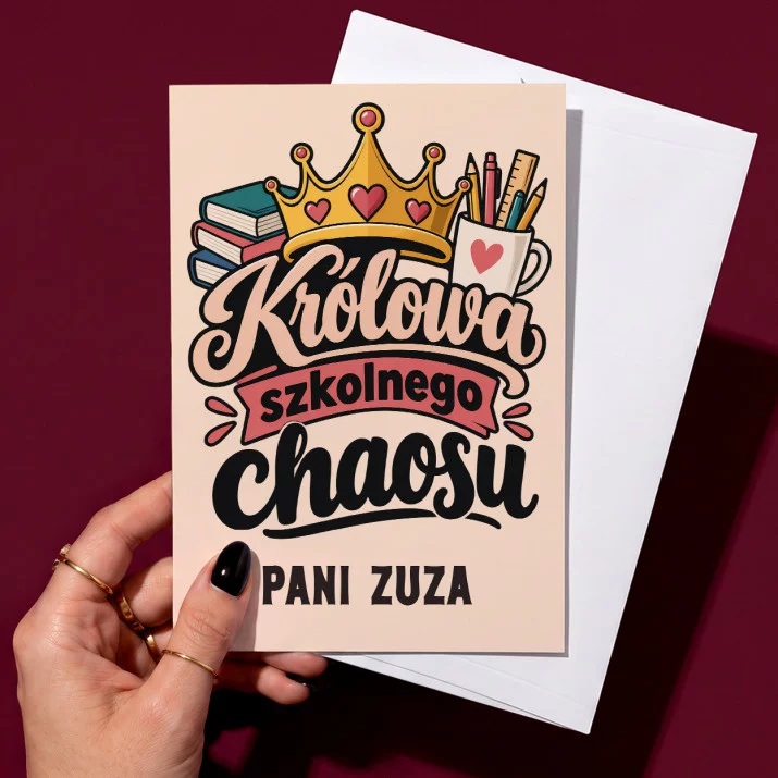 Kartka Personalizowana Na Dzień Nauczyciela Prezent Dla Nauczyciela Kobiety: Królowa Szkolnego Chaosu Kartka Personalizowana Na Dzień Nauczyciela Prezent Dla Nauczyciela Kobiety: Królowa Szkolnego Chaosu