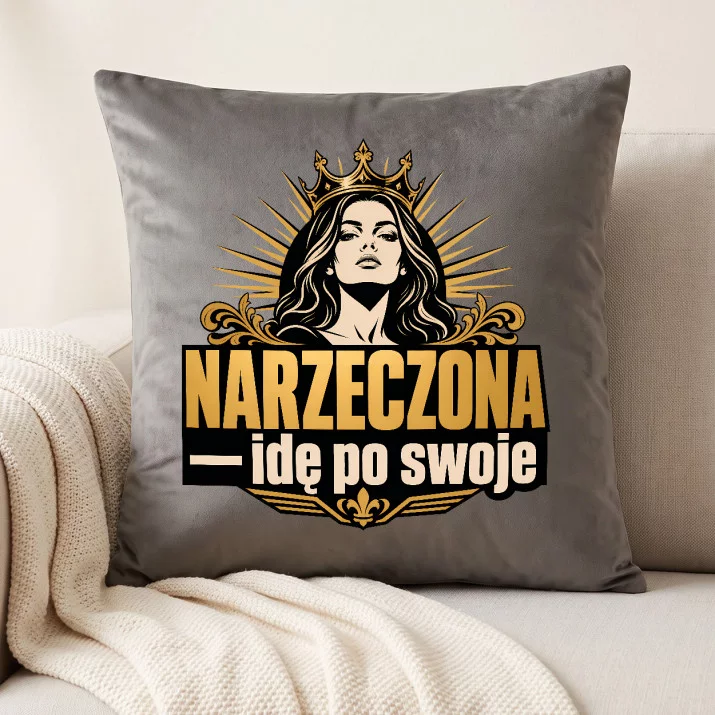 Poduszka Dekoracyjna Dla Narzeczonej Prezent Na Dzień Dziewczyny Dla Kobiety: Narzeczona - Idę Po Swoje Poduszka Dekoracyjna Dla Narzeczonej Prezent Na Dzień Dziewczyny Dla Kobiety: Narzeczona - Idę Po Swoje