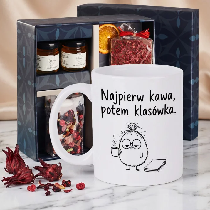 Zestaw Prezenowy Z Kubkiem Dla Nauczycielki Na Dzień Nauczyciela: Najpierw Kawa Zestaw Prezenowy Z Kubkiem Dla Nauczycielki Na Dzień Nauczyciela: Najpierw Kawa