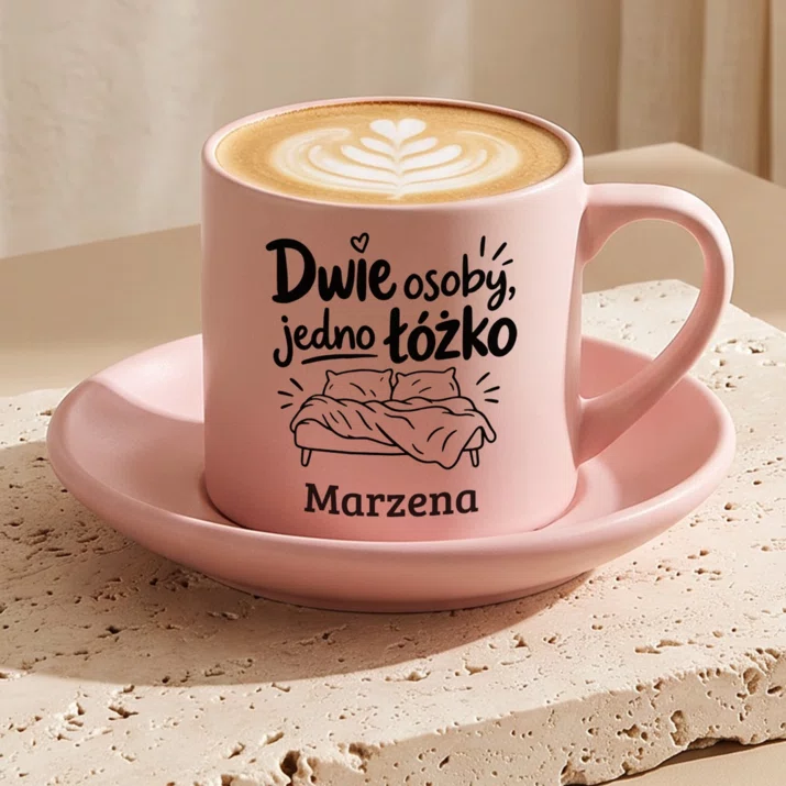 Filiżanka Personalizowana Dla Kobiety W Ciąży Prezent Na Dzień Mamy Dla Kobiety: Dwie Osoby, Jedno Łóżko Filiżanka Personalizowana Dla Kobiety W Ciąży Prezent Na Dzień Mamy Dla Kobiety: Dwie Osoby, Jedno Łóżko
