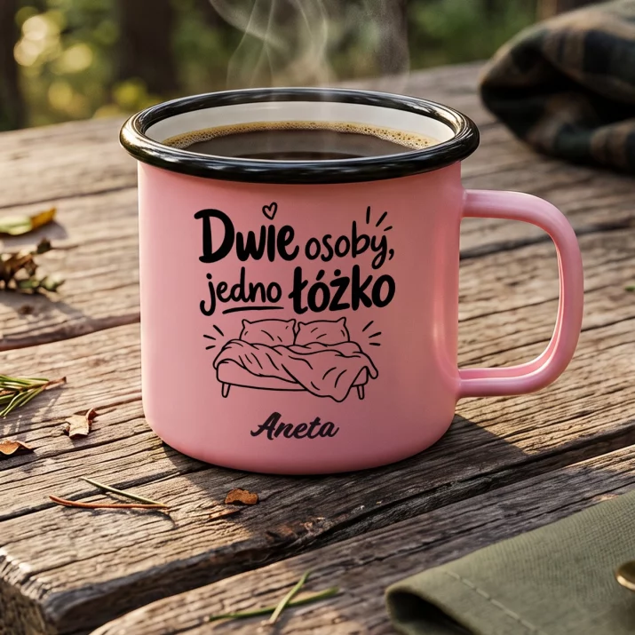Kubek Emaliowany Dla Kobiety W Ciąży Prezent Na Dzień Mamy Dla Kobiety: Dwie Osoby, Jedno Łóżko Kubek Emaliowany Dla Kobiety W Ciąży Prezent Na Dzień Mamy Dla Kobiety: Dwie Osoby, Jedno Łóżko