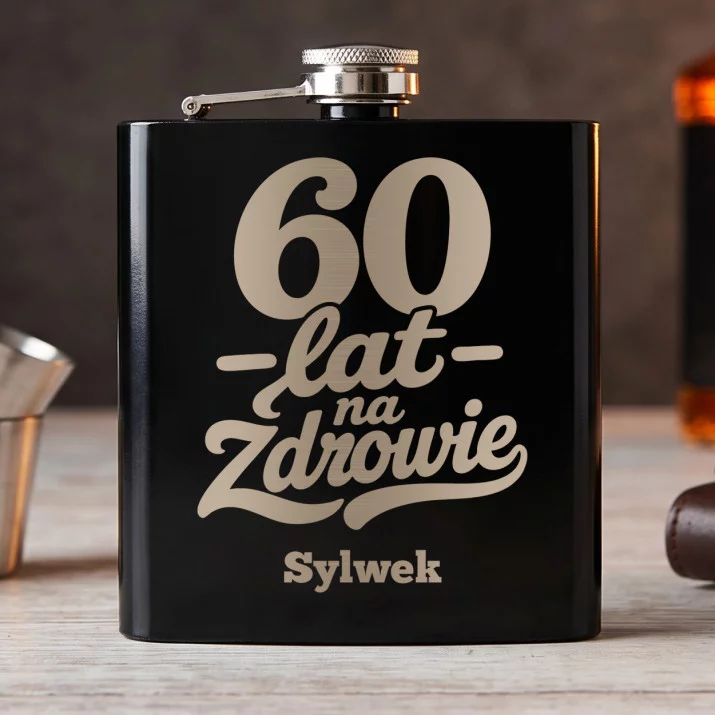 Piersiówka Z Grawerem Na 60 Prezent Na 60 Urodziny Dla Mężczyzny: 60 Lat Na Zdrowie – Typografia