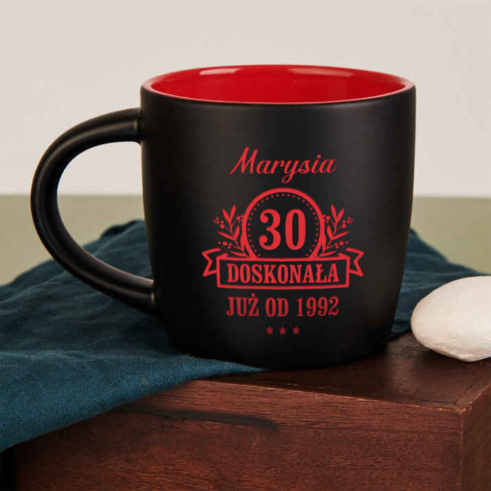 Doskonała od - Czarny kubek ceramiczny Doskonała od - Czarny kubek ceramiczny